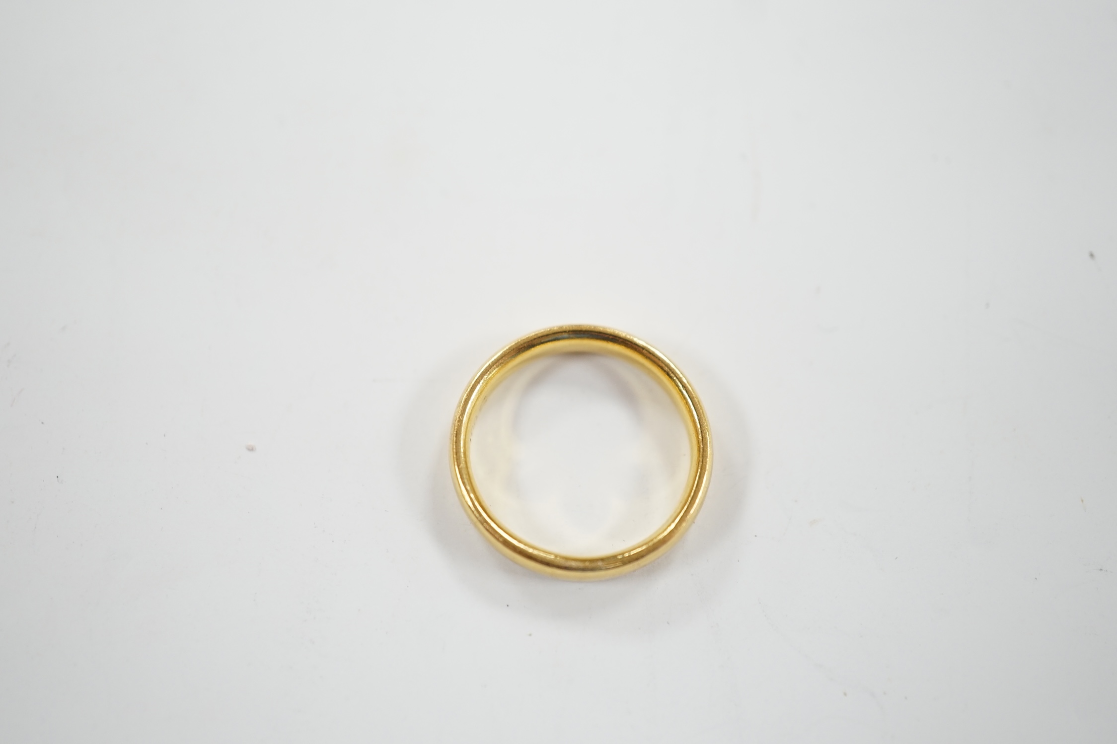 A George V 22ct gold wedding band, size H, 4.3 grams.